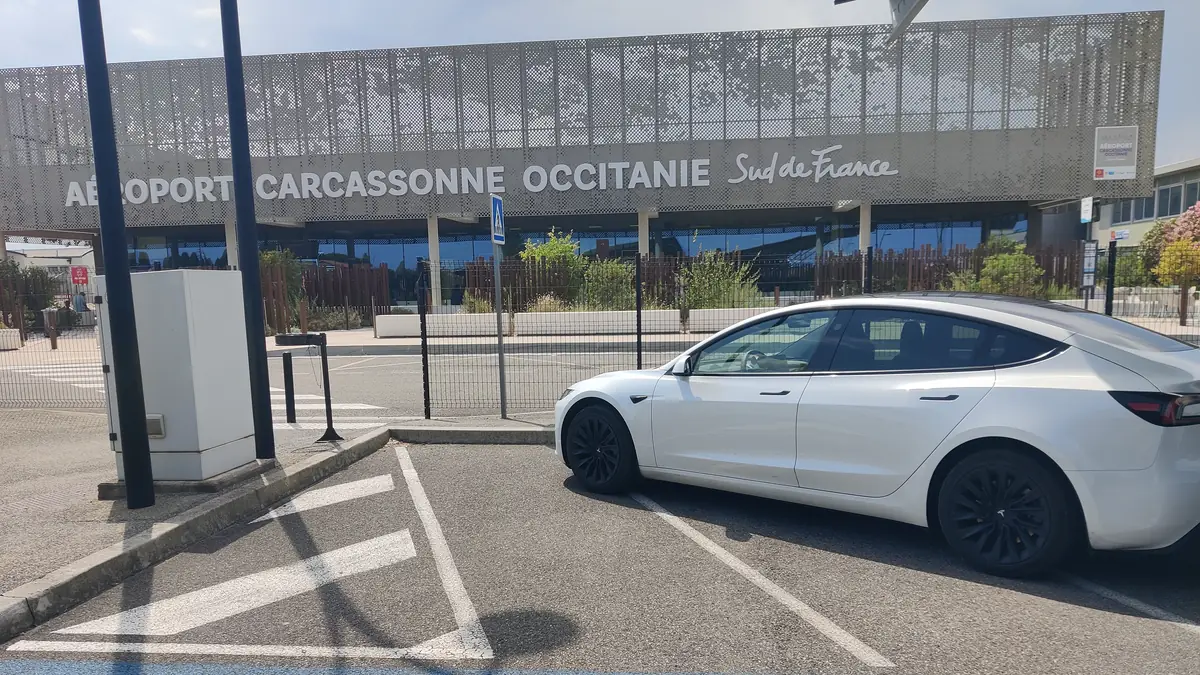 La Tesla Model 3 blanche d’Aude VTC au dépose-minute de l’aéroport de Carcassonne Salvaza.