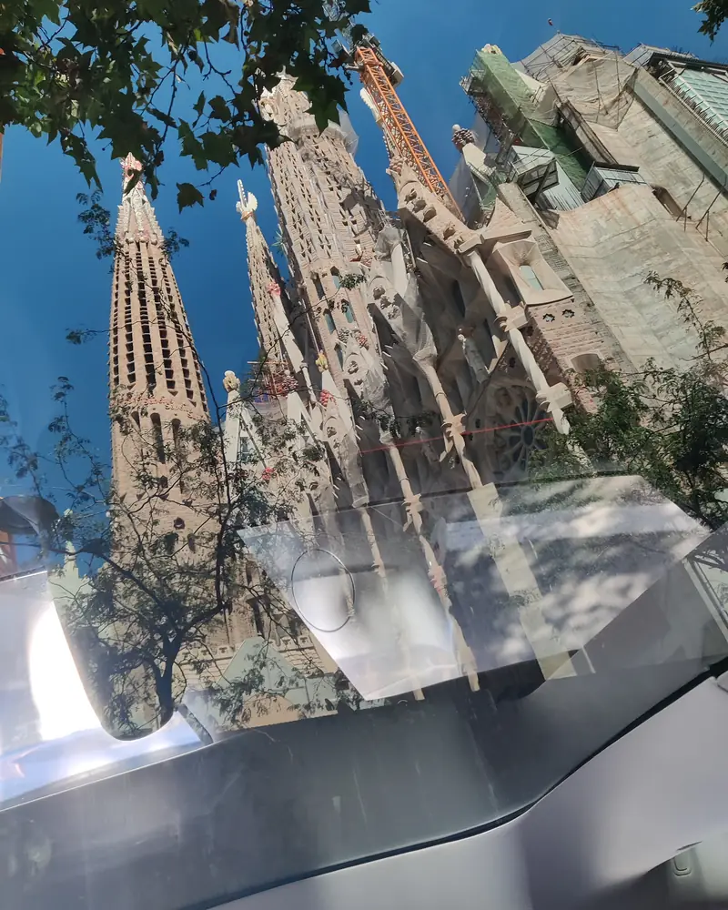 La Sagrada Família vue depuis l’intérieur de la Tesla d’Aude VTC, à travers le toit panoramique en verre.