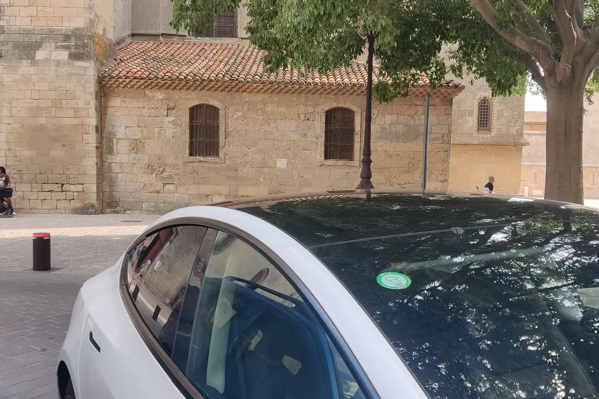 La Tesla Model 3 d’Aude VTC devant la cathédrale de Béziers, sur la route entre Carcassonne et Montpellier.