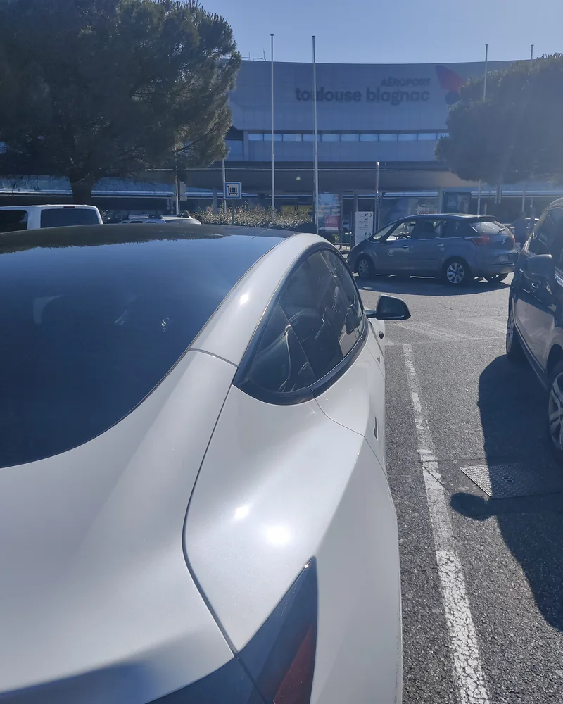 La Tesla Model 3 d’Aude VTC sur le parking de l’aéroport de Toulouse-Blagnac.