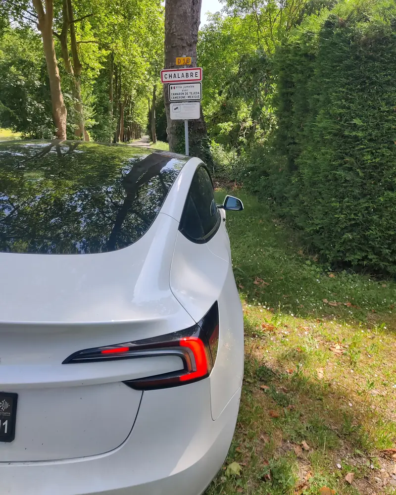 La Tesla Model 3 d’Aude VTC à l’entrée du village de Chalabre, sur la route des forteresses du sud de l’Aude.