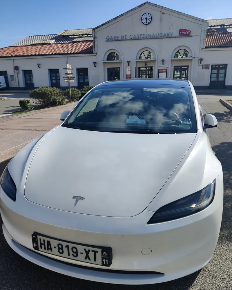 La Tesla Model 3 d’Aude VTC devant la façade de la gare SNCF de Castelnaudary.