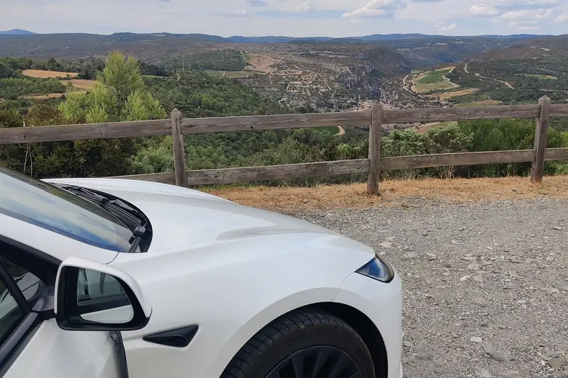 Le belvédère du village de Minerve, dans le Minervois, avec les gorges calcaires et les coteaux de vignes en arrière-plan