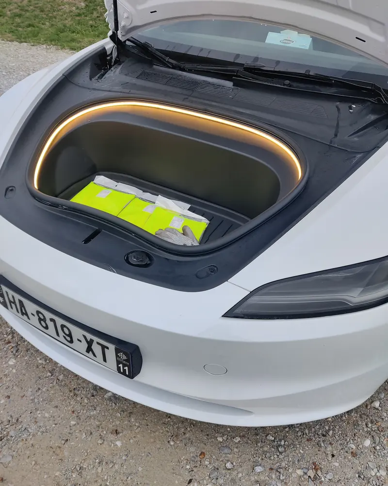 Le coffre avant ouvert de la Tesla Model 3 d’Aude VTC, sous le capot.