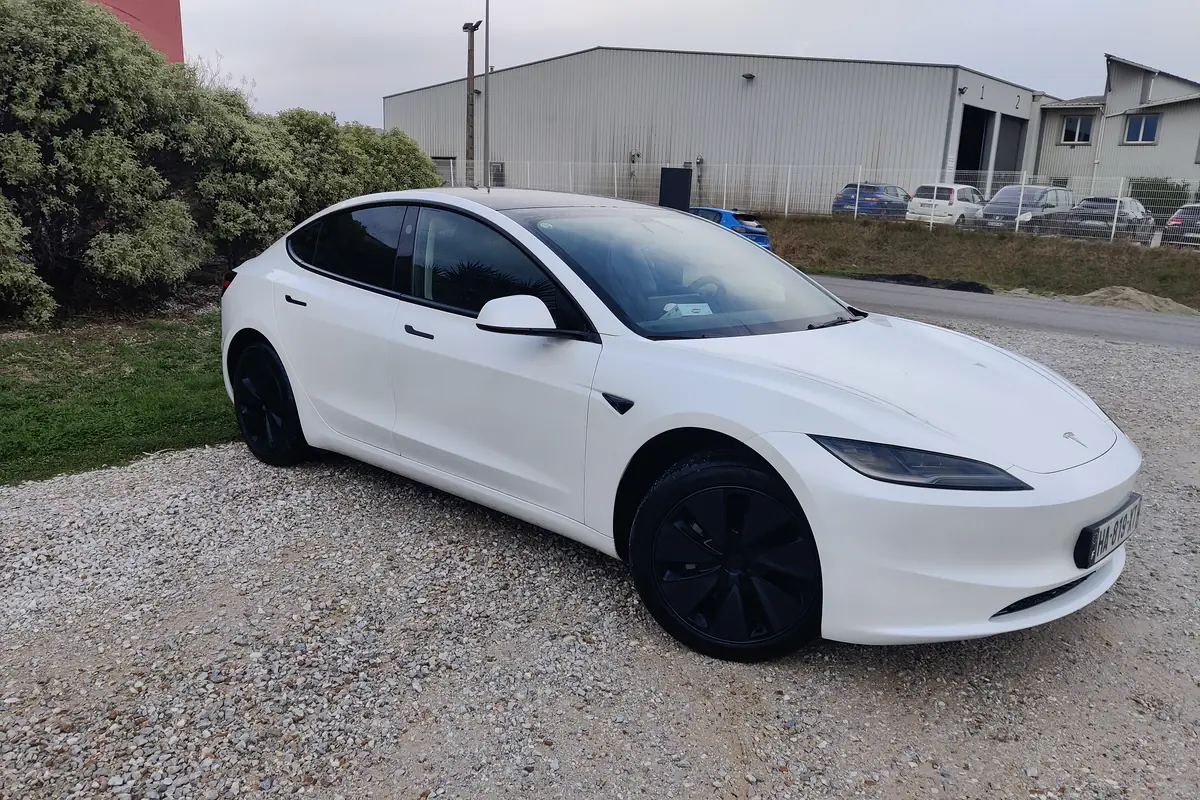 La Tesla Model 3 blanche d’Aude VTC vue de trois quarts avant.